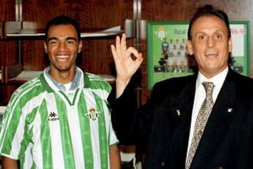 Denilson fichó por el Betis para diez temporadas por 30,5 millones de dólares (5.300 millones de pesetas), lo que le conviertió en el fichaje más caro en la historia del fútbol hasta ese momento, por delante del fichaje de Ronaldo por el Milan.  