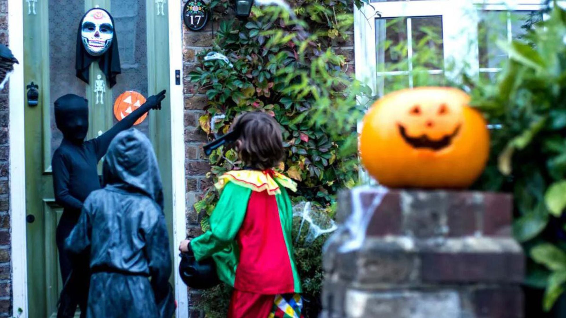 Por qué en Halloween los niños piden caramelos y dulces en las casas? -  Tikitakas