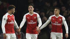 Henry critica las exigencias de renovación de Özil y Alexis