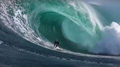 Una ola gigante en forma de tubo rompiendo sobre un surfista el viernes, 9 de junio del 2023, en The Right, Australia Occidental. 