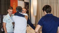 Luis Enrique y Thiago se abrazan tras la llegada del centrocampista a la concentraci&oacute;n.