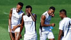 Militao, Rodrygo y Vinicius, sonrientes durante el entrenamiento del Real Madrid de este sábado.