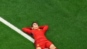 El joven centrocampista de la selección española, Gavi, se lamenta sobre el terreno de juego tras una ocasión fallada.