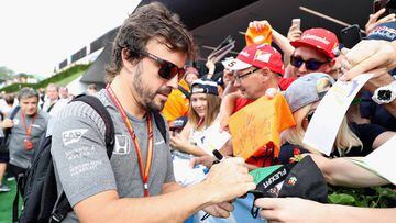 Fernando Alonso firma aut&oacute;grafos a su llegada al Red Bull Ring para disputar el Gran Premio de Austria.