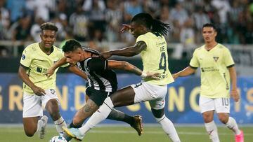 Tiquinho Soares y Ricardo Adé disputan el balón en el encuentro entre Botafogo y Liga Deportiva Universitaria de Quito por la tercera fecha de la fase de grupos de la Copa Conmebol Sudamericana 2023.