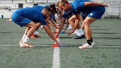 Los jugadores del Atzeneta, en un entrenamiento en el campo del Ontinyent, donde jugarán contra el Getafe.