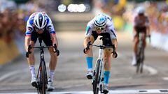 El danés Kasper Asgreen, segundo clasificado, y el esloveno Matej Mohoric, vencedor, lanzan sus bicicletas en la línea de meta de Poligny, final de la 19ª etapa del Tour de Francia.