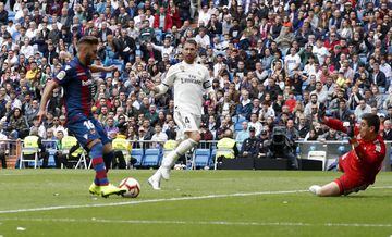 Al final de la primera parte al Levante le anularon un gol de Rochina por fuera de juego de Toño al inicio de la jugada. 