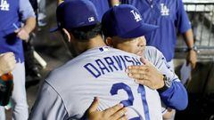 Yu Darvish es felicitado por su entrenador Dave Roberts tras su brillante estreno con Los Angeles Dodgers.