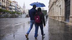 Una pareja camina por la Plaza de San Francisco, en Sevilla