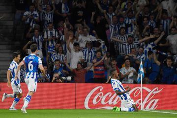 Real Sociedad's Swedish forward Alexander Isak (R) celebrates scoring his team's first goal during the Spanish League football match between Real Sociedad and FC Barcelona at the Anoeta stadium in San Sebastian on August 21, 2022. (Photo by Ander GILLENEA / AFP)
