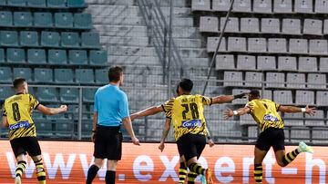 Volos (Greece), 23/05/2023.- AEK'Äôs Harold Moukoudi (R) and teammates celebrate after scoring the 1-0 goal during the Greek Cup Final soccer match between AEK Athens FC and PAOK Thessaloniki FC held in Volos, Greece, 24 May 2023. (Grecia, Atenas, Salónica) EFE/EPA/ACHILLEAS CHIRAS
