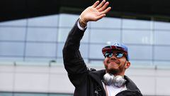 Hamilton, saludando al público de Silverstone.