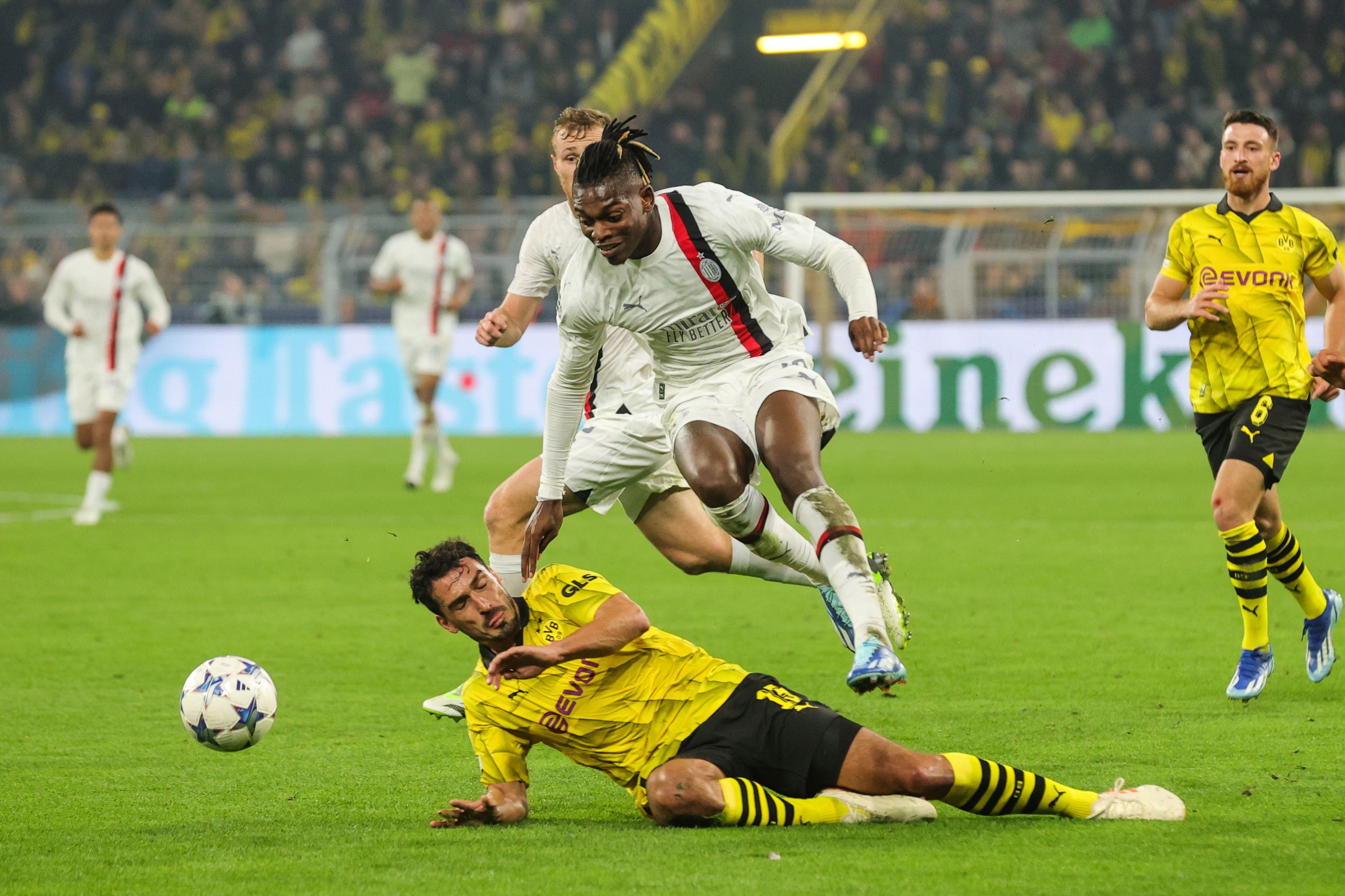 Dortmund (Germany), 04/10/2023.- Dortmund's Mats Hummels (L) and Milan's Rafael Leao (R) in action during the UEFA Champions League Group F match between Borussia Dortmund and AC Milan in Dortmund, Germany, 04 October 2023. (Liga de Campeones, Alemania, Rusia) EFE/EPA/FRIEDEMANN VOGEL
