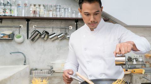 Ser chef es uno de los trabajos con mayor presión, pero, ¿realmente vale la pena?¿Cuánto gana un chef en EE.UU. por hora? Así es el salario promedio en USA.