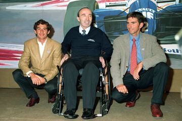 Por sus manos pasaron campeones de la talla de Alain Prost, Nigel Mansell, Damon Hill (a la derecha de la foto), Keke Rosberg, Jacques Villeneuve o Ayrton Senna (a la izquierda de la foto).