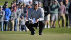 Tiger Woods observa la bola durante la disputa del Farmers Insurance Open el pasado mes de enero.