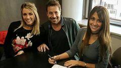 Antonella Roccuzzo y Sofía Balbi, las parejas de Messi y Suárez, firmando un acuerdo empresarial con Ricky Sarkany, el CEO de la firma de moda argentina Sarkany