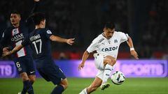 Paris Saint-Germain's Portuguese midfielder Vitinha (L) fights for the ball with Marseille's Chilean forward Alexis Sanchez during the French L1 football match between Paris Saint-Germain (PSG) and Olympique de Marseille (OM) at the Parc des Princes Stadium in Paris, on October 16, 2022. (Photo by FRANCK FIFE / AFP) (Photo by FRANCK FIFE/AFP via Getty Images)