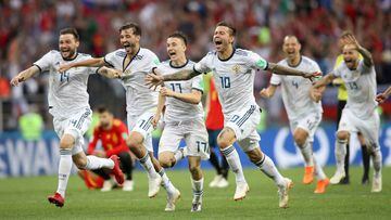 Los jugadores de Rusia celebran el pase a cuartos de final del Mundial tras derrotar a Espa&ntilde;a en los penaltis de octavos.