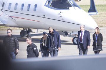 Gerard Piqué y su pareja, la cantante colombiana Shakira a su llegada a Rosario. 
