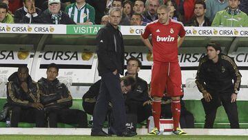 Jos&eacute; Mourinho tells Karim Benzema to warm up