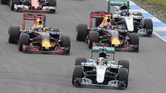 Los Red Bull entre los Mercedes durante la salida del GP de Alemania.