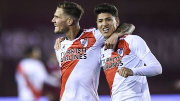 LANUS, ARGENTINA - JULY 28: Bruno Zuculini of River Plate celebrates with teammate Jorge Carrascal after scoring the first goal of his team during a match between Lanus and River Plate as part of Torneo Liga Profesional 2021 at Estadio Ciudad de Lanus (La Fortaleza) on July 28, 2021 in Lanus, Argentina. (Photo by Marcelo Endelli/Getty Images)