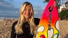 Erin Brooks con su tabla de surf