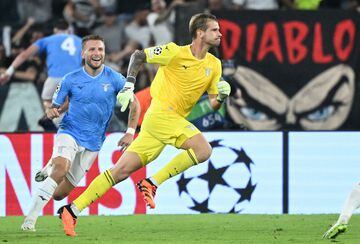 Tras el tanto el guardameta de la Lazio corrió por todo el campo sin mirar atrás y celebrando por todo lo alto. No todos los días un portero puede celebrar un gol.