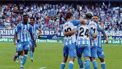 Los jugadores del Málaga celebran el gol de Rubén Castro al Villarreal B.