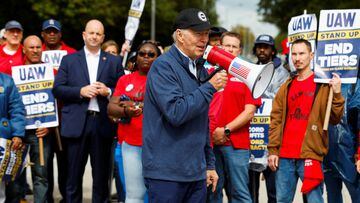 U.S. President Joe Biden joins striking members of the United Auto Workers (UAW) on the picket line outside the GM's Willow Run Distribution Center, in Belleville, Wayne County, Michigan, U.S., September 26, 2023. REUTERS/Evelyn Hockstein
