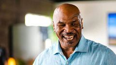 Mike Tyson sonriendo.