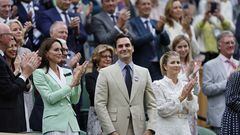 Roger Federer (centro) escucha emocionado la ovación del público de la Pista Central de Wimbledon.