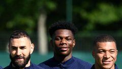 (FILES) In this file photo taken on June 1, 2022 Fance's midfielder Aurelien Tchouameni (C) is flanked by France's forward Kylian Mbappe (R) and France's forward Karim Benzema, as take part in a training session in Clairefontaine-en-Yvelines. - Real Madrid formalized the arrival of Monaco's French midfielder Aurelien Tchouameni for six seasons on June 11, 2022 in a press release. (Photo by FRANCK FIFE / AFP)
