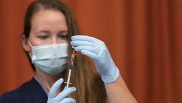 Katrina Taormina extrae la vacuna Pfizer COVID-19 en una jeringa en Lehman High School, el martes 27 de julio de 2021, en Nueva York. 