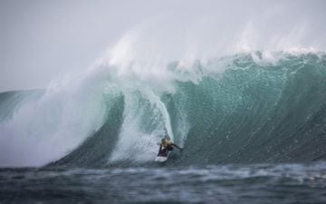 Por olas así se ha ganado el spot su fama en el mundo del surf
