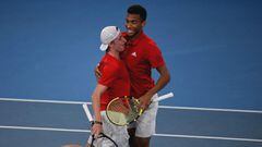Shapovalov y Aliassime celebran su victoria en la ATP Cup.