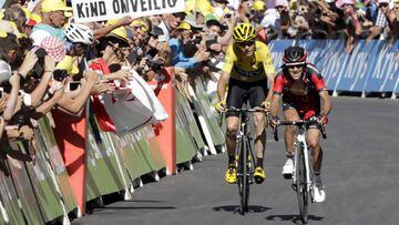 Richie Porte y Chris Froome llegan juntos a la meta en alto de Finhaut Eemosson en la decimos&eacute;ptima etapa del Tour de Francia 2016.