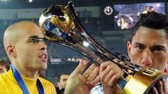Brazil&#039;s Corinthians midfielder Ralf (R) kisses the winning trophy after the 2012 Club World Cup football final match against England&#039;s Chelsea in Yokohama on December 16, 2012. Copa Libertadores Champion Corinthians beat UEFA Champion Chelsea F