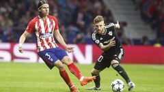 Filipe Luis golpea un bal&oacute;n ante Paulo Henrique durante el encuentro de Champions League entre Atl&eacute;tico de Madrid y Qarabag.