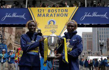 La ganadora de la edición femenina Edna Kiplagat y el ganador de la masculina Geoffrey Kirui, posan con el trofeo. 