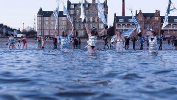 Las mujeres celebran el Día Internacional de la Mujer bañándose en las aguas del estuario del Firth of Forth, en Edimburgo, Escocia.