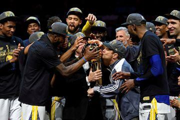 Los Warriors reciben el trofeo Larry O´Brien que les acredita como campeones de la NBA de 2018.