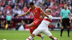 Jamal Musiala, jugador del Bayern de Múnich, conduce el balón.