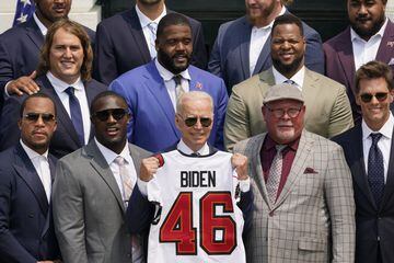 Los Buccaneers entregaron a Joe Biden un jersey con el dorsal 46 en referencia a que es el cuadragésimo sexto presidente en la historia de Estados Unidos.
