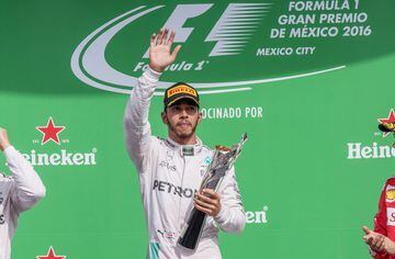 Aunque igual que Jackie ya suma tres campeonatos del mundo, a Hamilton le queda tiempo para superarlo, incluso este mismo año. Con el tiempo que le queda por delate y su calidad al volante, Lewis podría apuntar a acercase al alemán Michael Schumacher, que cosechó siete títulos. Al tiempo.