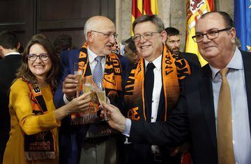 El presidente de la Generalitat, Ximo Puig, y la vicepresidenta, Mónica Oltra brindan con el máximo accionista del Valencia Basket, Juan Roig, y el presidente, Vicente Solá.