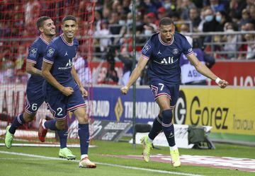 Mbappé celebrates his first goal of the night against Stade Reims