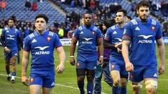 Los jugadores del equipo de Francia abandonan el campo del Murrayfield Stadium de Edimburgo tras caer con Escocia en el Seis Naciones de Rugby.